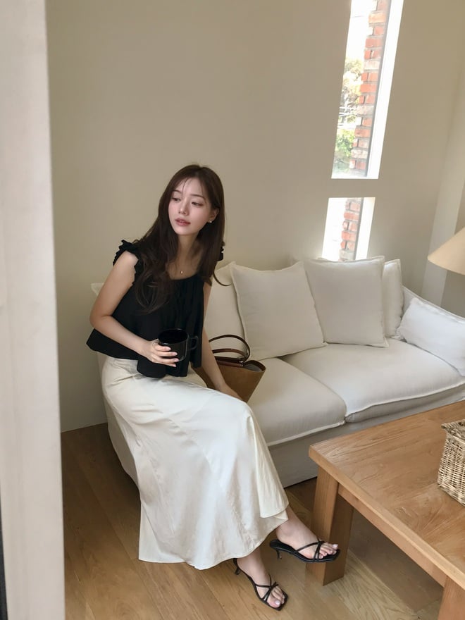 Mùa thu sẽ trở nên thiếu trọn vẹn nếu trong tủ đồ của bạn không có vài chiếc chân váy sáng màu.