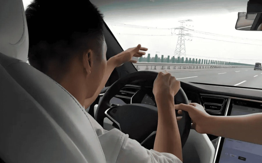 Khi ngồi trên xe, chủ đề trò chuyện thường liên quan đến việc SHBET 1000 World Cup.