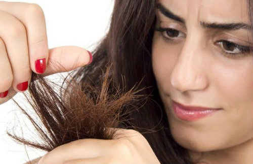 Việc làm tóc thường xuyên bằng máy uốn, duỗi, sấy ở nhiệt độ cao hoặc sử dụng hóa chất trong uốn, nhuộm, tẩy màu làm lớp biểu bì tóc bị phá vỡ.     