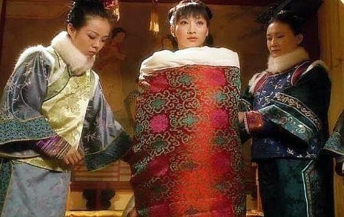 Dù vậy, tất cả vẫn không ngừng tìm cách tranh sủng, bởi chỉ cần một lần được Hoàng đế để mắt, họ có thể đổi lấy địa vị, quyền lực và Shbet16 chơi game trực tuyến nhung lụa.