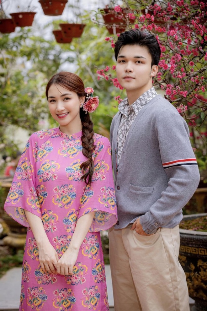 Văn Hùng gây chú ý trên mạng xã hội khi lập kênh TikTok và đăng tải clip chia sẻ về hành trình thoát khỏi “cái bóng” quá lớn từ sự thành công của chị gái. 