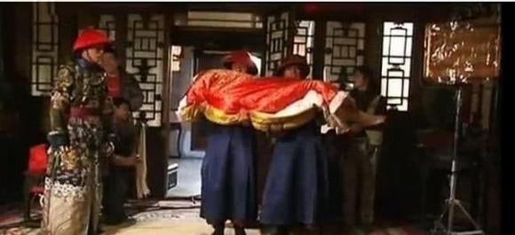 Khi cuộc ân ái kết thúc, Hoàng đế thường không giữ phi tần lại qua đêm mà ra lệnh cho thái giám đưa nàng rời đi. 