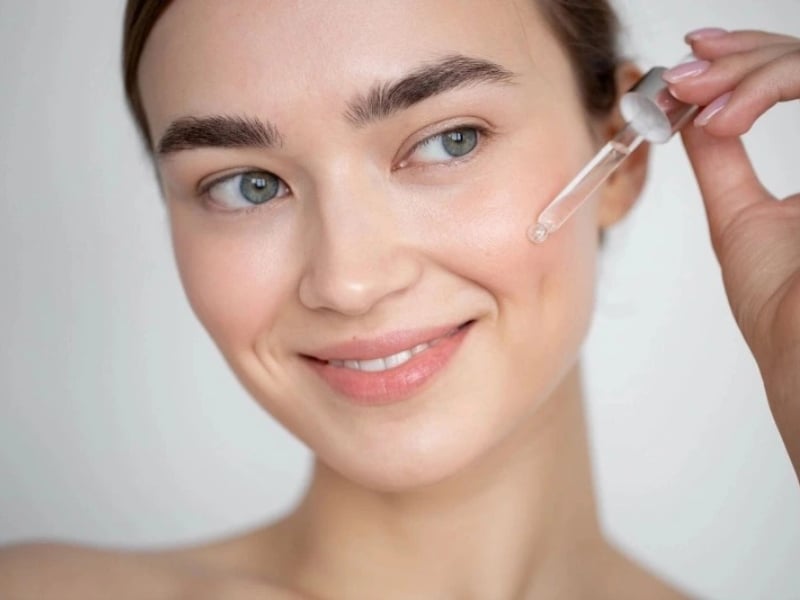Vitamin C và retinol nếu dùng chung có thể gây phản ứng mạnh vì sự khác biệt về độ pH, khiến da dễ tổn thương. 