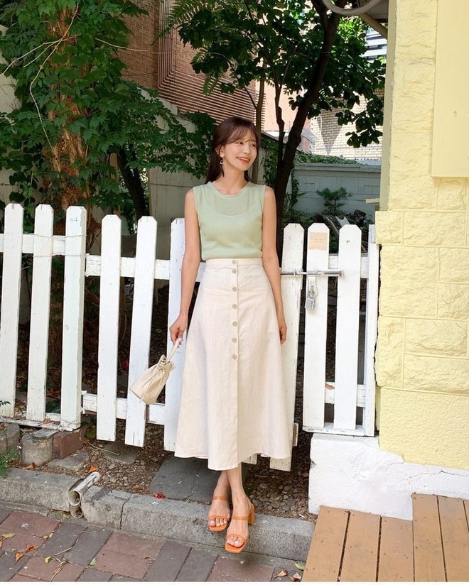 Những chiếc váy được nhấn nhá bằng hàng cúc chạy dọc phía trước chính là bí quyết giúp “kéo chân” hiệu quả.