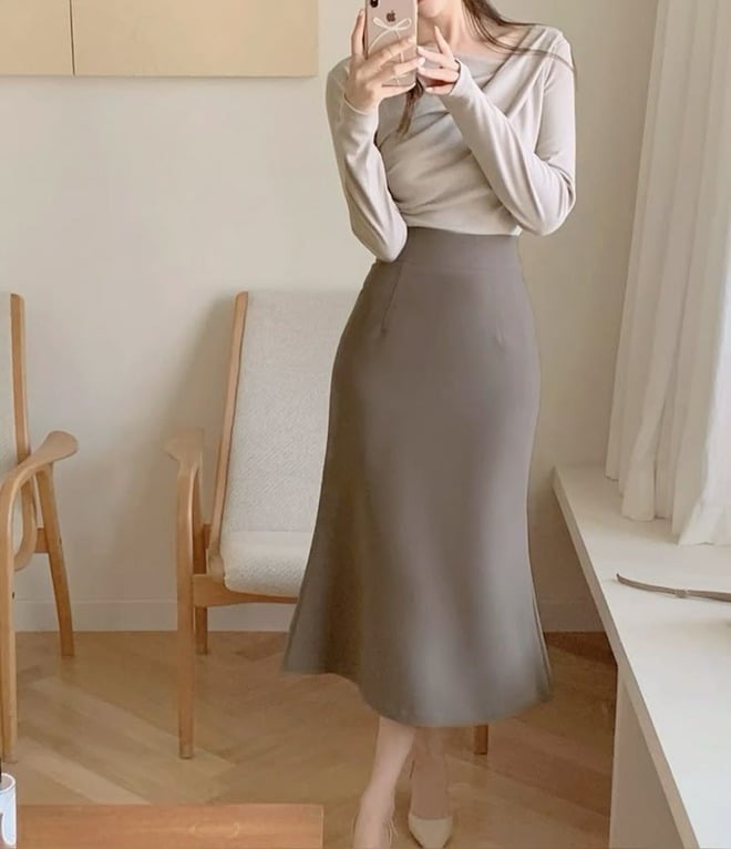 Thiết kế ôm gọn phần hông và đùi, sau đó loe nhẹ ở gối giúp vóc dáng cân đối và đôi chân thêm dài