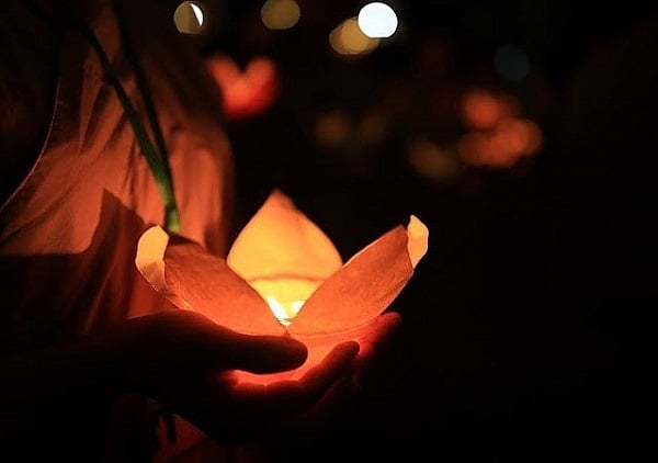 Giữ thái độ vui vẻ, hòa nhã    