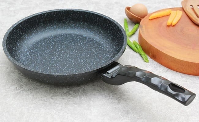 Gọt vỏ khoai tây, rửa sạch, cắt đôi.