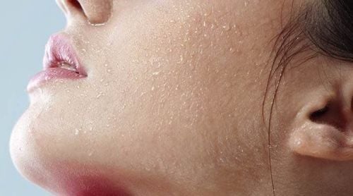 Nếu sử dụng kem dưỡng ban đêm đặc và giàu dưỡng chất vào ban ngày, da có thể bị “bí thở”, dễ bắt bụi và gây mụn.