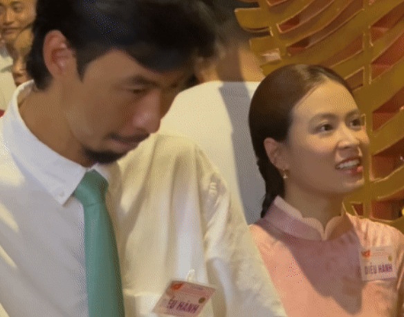 Cả hai  được xếp đứng khá gần nhau trong hàng ngũ. Họ giữ khoảng cách nhỏ, hơi ngại ngùng
