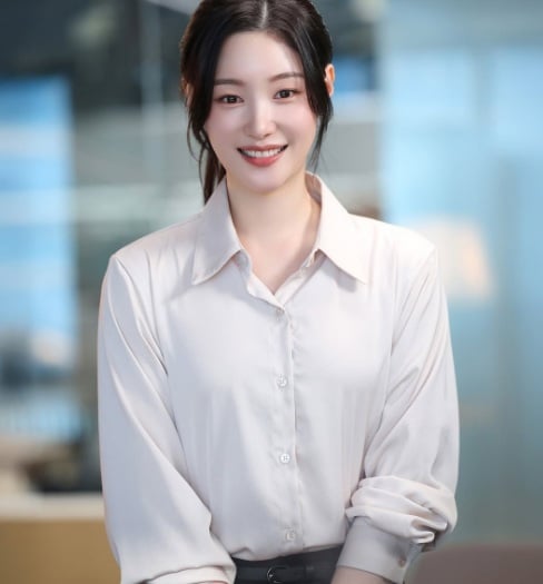 Hyo-min xuất hiện với các item cơ bản như sơ mi oversized, áo blouse cổ tròn, quần âu 
