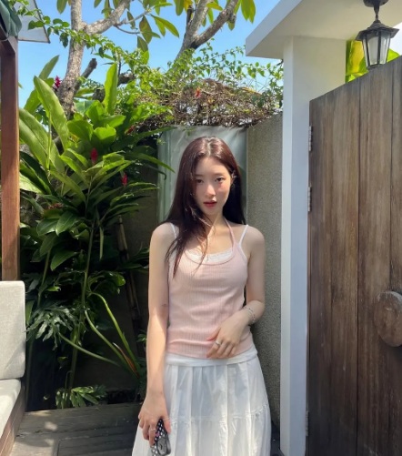 Đôi khi, người hâm mộ còn bắt gặp cô trong những chiếc váy babydoll hay váy 