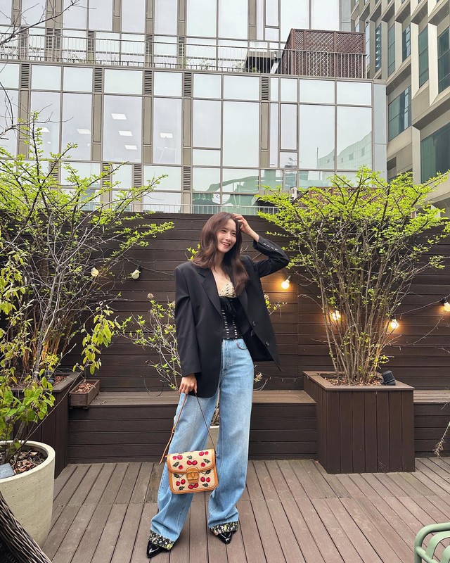 Yoona cũng không ngại thử những item gợi cảm như corset