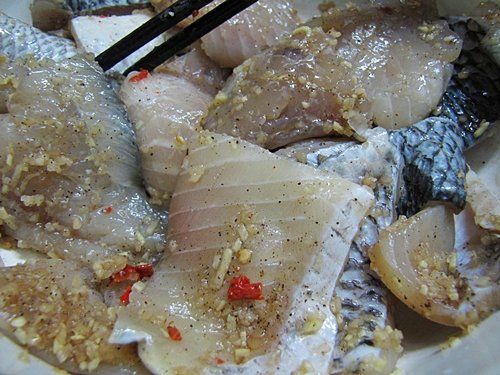 Trước khi tiến hành ướp, bạn cần chú ý làm sạch cá thì cá mới sạch sẽ và không bị tanh    