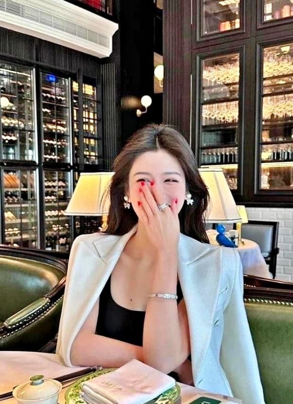 Đây là kiểu khoe khoang thẳng thừng về tiền bạc, thường đi kèm thái độ tự mãn. 