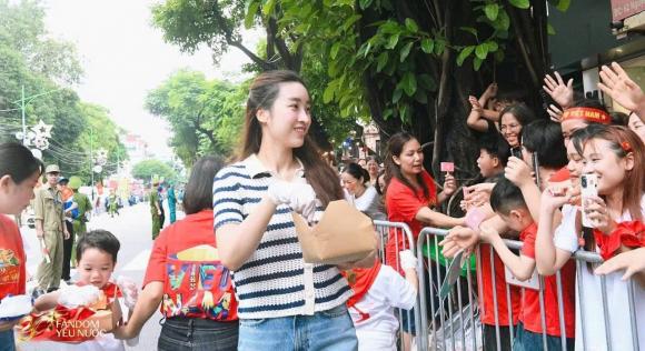 Vóc dáng của cô có phần tròn trịa hơn trước, làm dấy lên đồn đoán người đẹp đang mang thai lần thứ hai. 