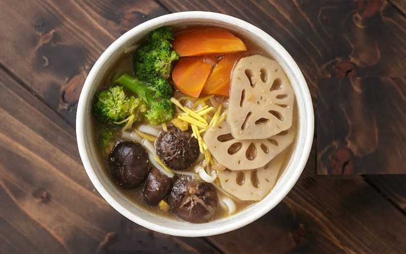 Canh củ sen hầm nấm và rau củ – Shbet0099 cá cược trực tuyến thanh đạm nhưng giàu dinh dưỡng, thích hợp cho bữa tối nhẹ nhàng.