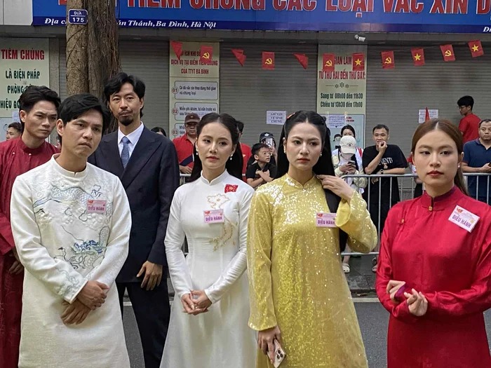 Hoàng Thùy Linh và Đen Vâu đứng chung khung hình cùng các nghệ sĩ trước giờ diễn ra buổi tổng duyệt. 