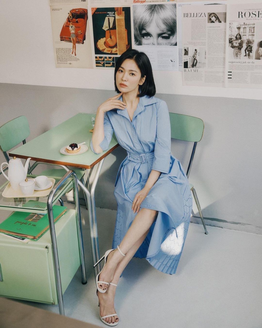 Thiết kế vừa kín đáo, vừa nữ tính của đầm sơ mi giúp nàng công sở luôn trông gọn gàng và lịch sự. 