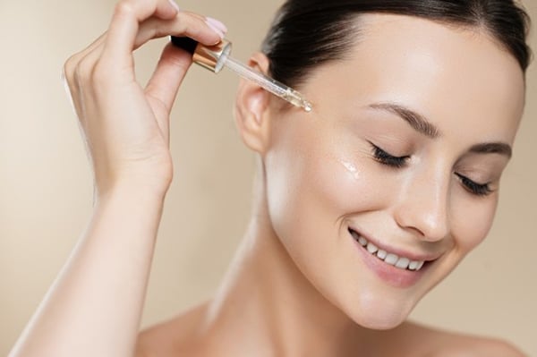 Niacinamide, còn được gọi là vitamin B3, là hoạt chất tan trong nước có độ ổn định cao