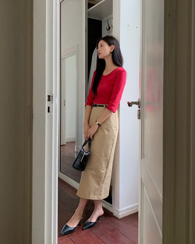 Giày hở gót là kiểu giày mang lại hiệu ứng thoáng nhẹ, tạo cảm giác đôi chân thanh mảnh hơn hẳn so với giày kín mũi. 
