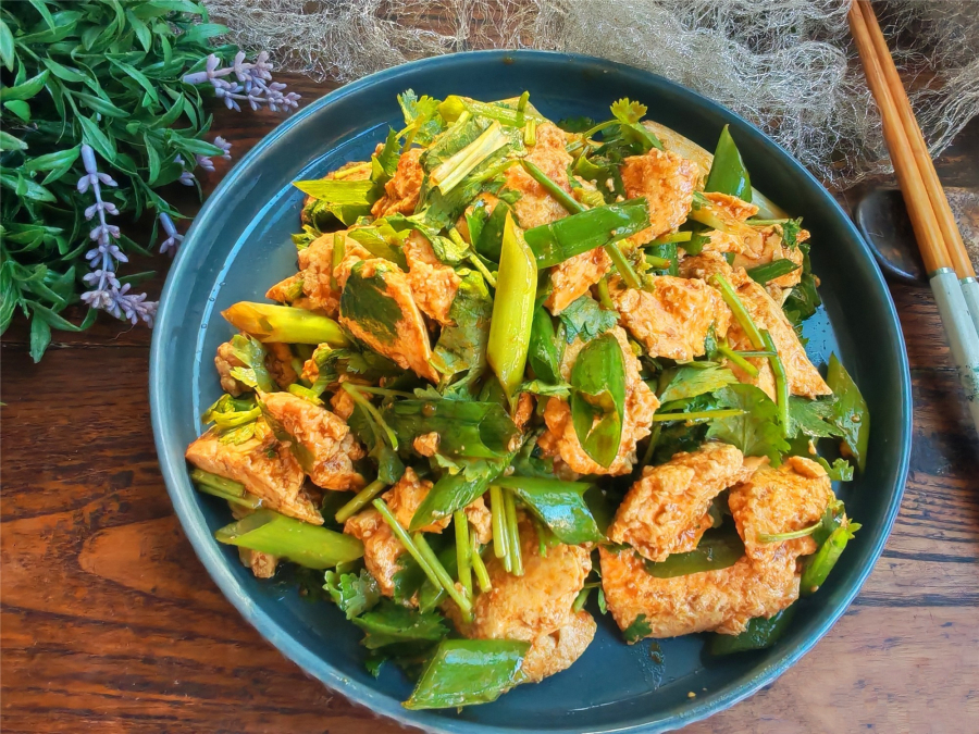 Thành phẩm đậu phụ trộn sốt – món “ăn lười” vừa nhanh vừa ngon, ăn cùng cơm nóng thì hết ý.
