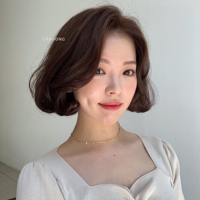 Với phần đuôi được uốn ôm nhẹ vào má, Link Vào SHBET88 Mới Nhất này giúp gương mặt trở nên mềm mại, thanh tú