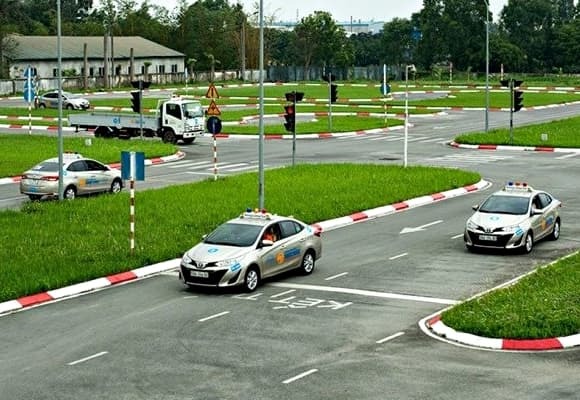 Người học lập 01 bộ hồ sơ và nộp cho cơ sở đào tạo theo một trong ba cách: nộp trực tiếp, gửi qua bưu điện hoặc nộp trên môi trường điện tử. 