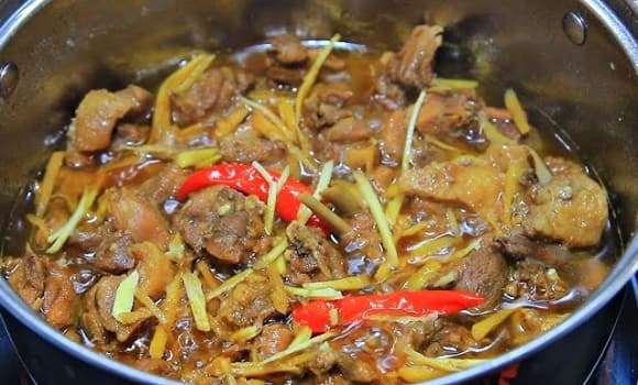 Theo các chuyên gia, khi thời tiết lạnh, mạch máu co lại. Nếu sau đó ăn đồ nóng hoặc uống rượu, mạch máu giãn ra nhanh. 