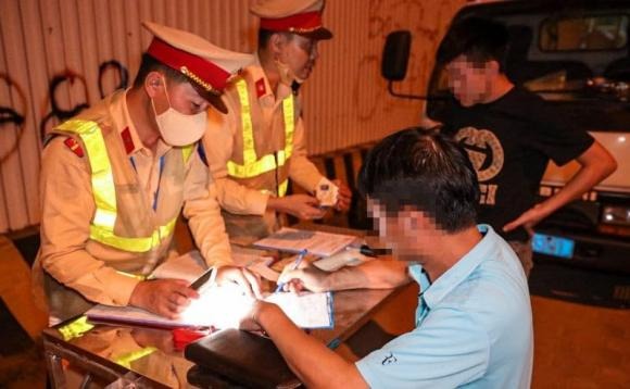 Người vi phạm còn bị trừ điểm giấy phép SHBET 1000 World Cup, tước bằng lái tạm thời, tạm giữ xe theo quy định.