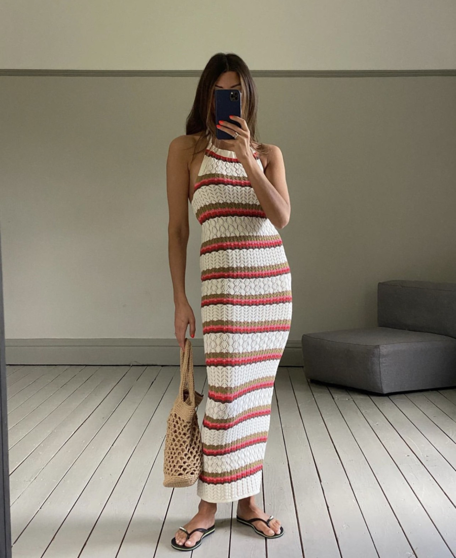  Khi phối cùng sandal quai mảnh hoặc giày bệt, tổng thể outfit trở nên nhẹ nhàng, thanh thoá