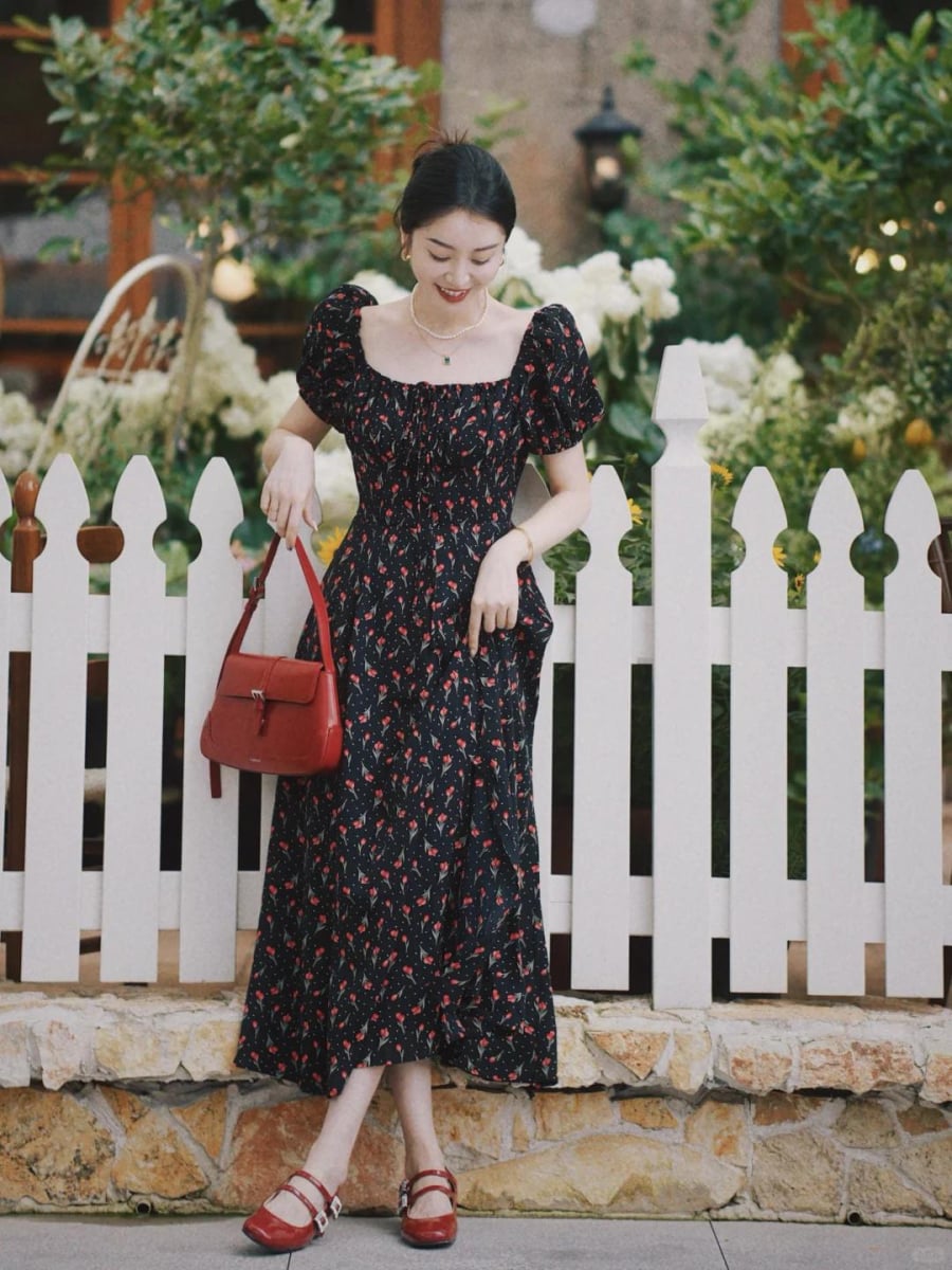Váy họa tiết đem đến sự tươi mới, tạo cảm giác trẻ trung và rạng rỡ.