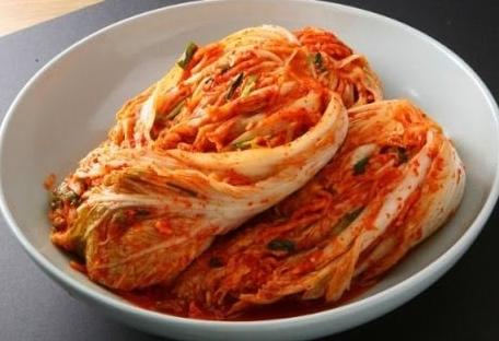 Giàu vitamin, chất xơ và probiotic, kimchi giúp cân bằng hệ vi sinh đường ruột, hỗ trợ tiêu hóa và giảm viêm