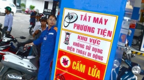 Cây xăng là khu vực tiềm ẩn nguy cơ cháy nổ cao, vì vậy từ lâu đã có quy định bắt buộc treo biển cấm sử dụng điện thoại. 