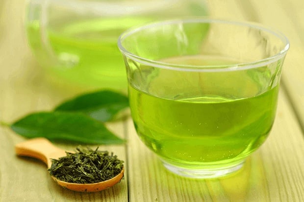 Nếu duy trì thói quen uống trà xanh lâu dài, bạn sẽ thấy da đàn hồi tốt hơn, mịn màng và sáng khỏe tự nhiên.