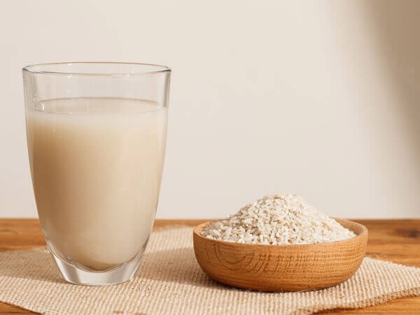 Sikhye – loại nước gạo lên men truyền thống – không chỉ thơm mát mà còn giàu enzyme và probiotic tự nhiên.