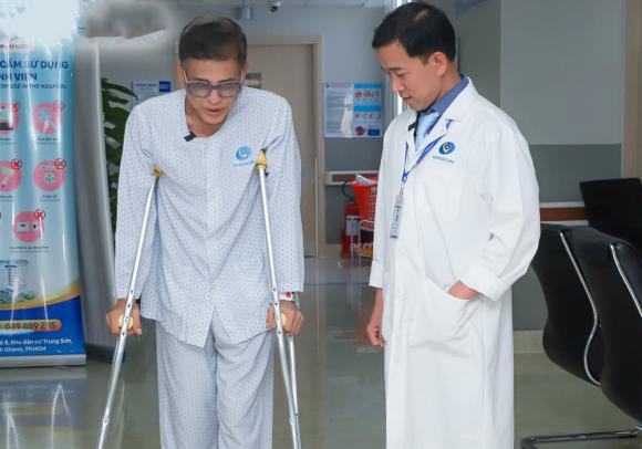  Thanh Bạch được đội ngũ y bác sĩ, các y tá, điều dưỡng tích cực chăm sóc, động viên.