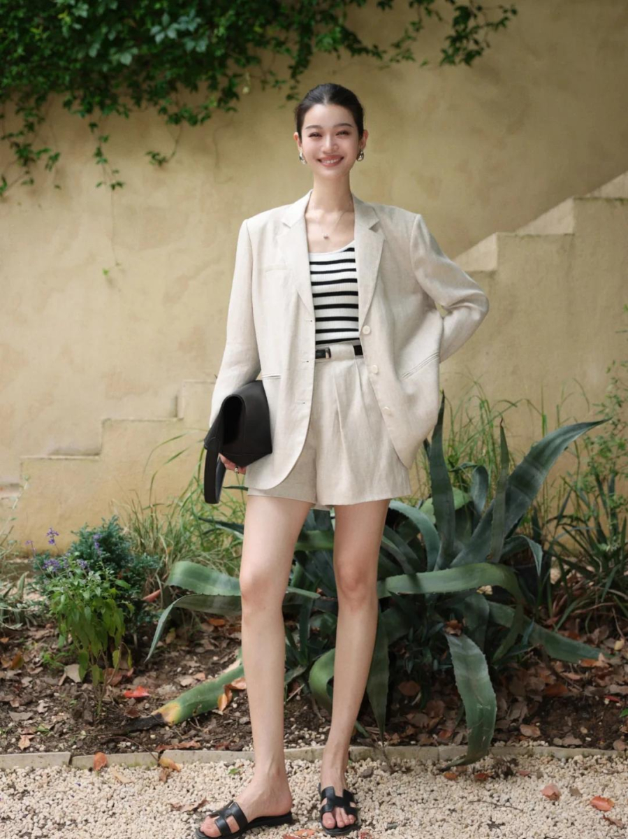  Vào những ngày đầu hè, blazer mỏng là lựa chọn hoàn hảo, vừa giữ được vẻ ngoài chỉn chu
