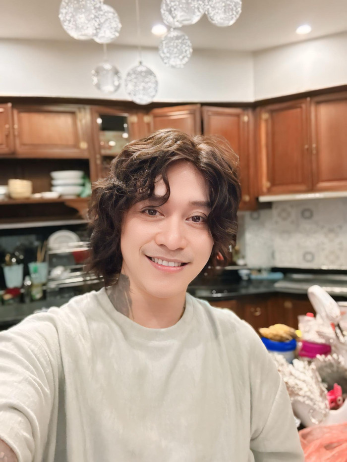 Tuấn Hưng xuất hiện với hình ảnh mới khác lạ, Shbet123 Link Vào ShBet Mới Nhất dài gây chú ý
