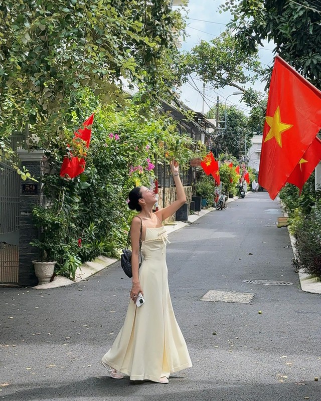 hiết kế nhấn eo khéo léo giúp tôn dáng, kết hợp giày mary jane và khuyên tai tròn