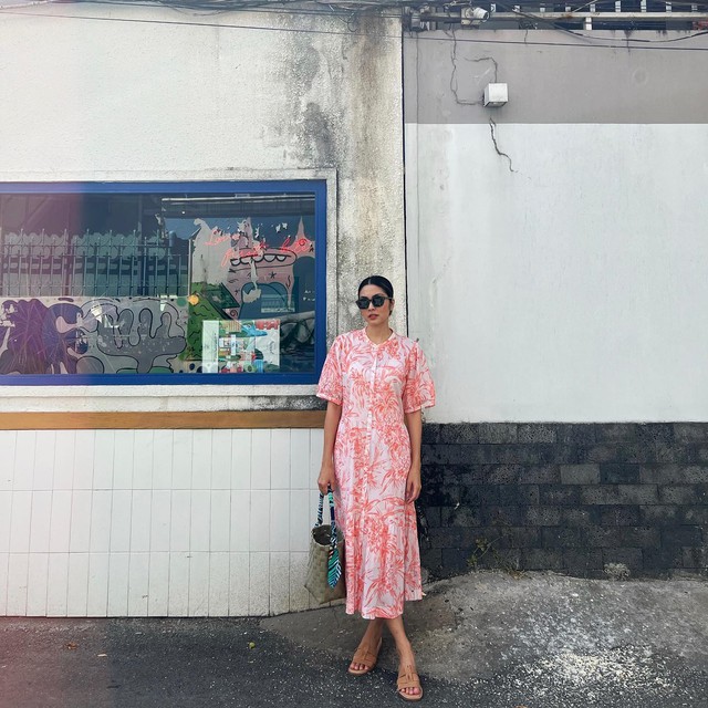 Tăng Thanh Hà cũng mang đến hình ảnh ngọt ngào với chiếc váy hồng họa tiết