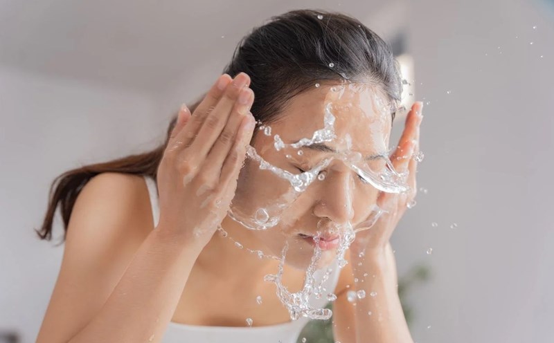 Với những nốt mụn viêm đỏ, nhiệt độ lạnh làm co mạch máu, giảm tình trạng sưng tấy và hạn chế sự phát triển của vi khuẩn.