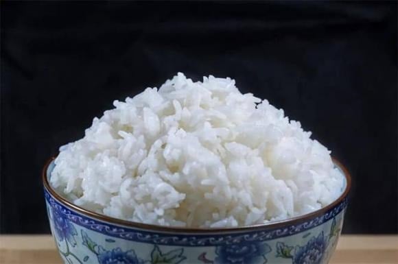 Có nhiều ý kiến cho rằng cơm để ở nhiệt độ phòng sẽ sinh vi khuẩn, và nếu để lâu, vi khuẩn sẽ sản sinh độc tố mà hâm nóng không thể loại bỏ, thậm chí gây ung thư.    