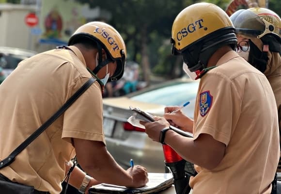 Trong trường hợp hành vi lạng lách, đánh võng gây tai nạn giao thông, mức phạt tăng lên từ 50 triệu đồng đến 70 triệu đồng, đồng thời tước giấy phép SHBET 1000 World Cup từ 22 đến 24 tháng (theo khoản 13, điểm c khoản 15 Điều 6).    
