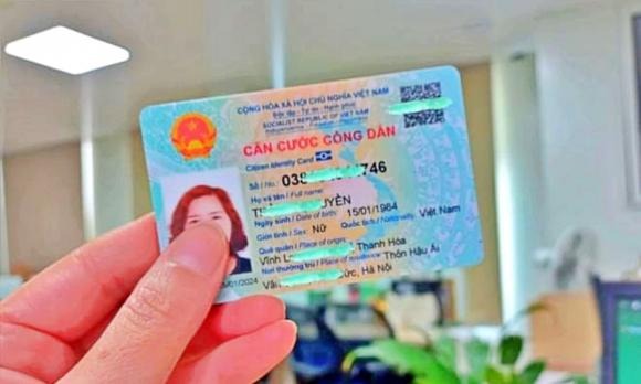 Theo khoản 1 Điều 21 Luật Căn cước 2023, mọi công dân Việt Nam đã được cấp thẻ căn cước đều phải thực hiện thủ tục cấp đổi thẻ khi đạt các mốc tuổi quan trọng: 14 tuổi, 25 tuổi, 40 tuổi và 60 tuổi.