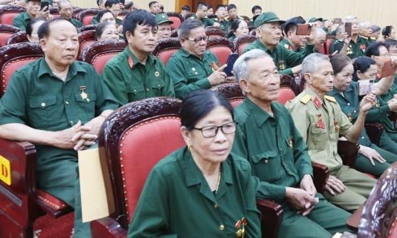 Dự thảo cũng quy định, trong trường hợp Chính phủ ban hành văn bản điều chỉnh mức chuẩn trợ giúp xã hội mới, thì trợ cấp cho thanh niên xung phong sẽ được tính bằng 2 lần mức chuẩn mới đó.    