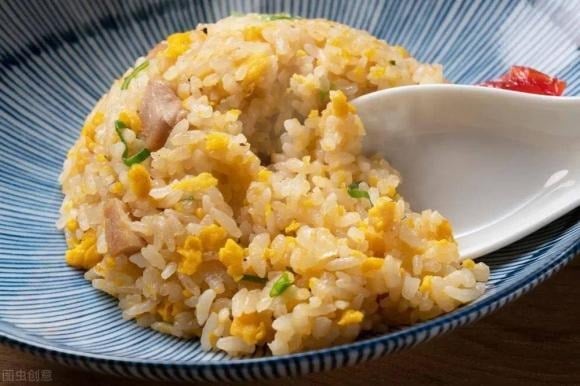 Cơm và các bữa ăn để qua đêm thường đối mặt với hai nguy cơ lớn: vi sinh vật sinh sôi gây hỏng thực phẩm và sự gia tăng nitrit có thể dẫn đến ngộ độc thực phẩm hoặc tăng nguy cơ mắc một số bệnh.    