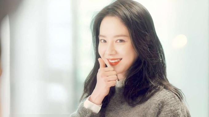  Ji Hyo tin rằng khi da đủ nước, hàng rào bảo vệ sẽ vững chắc hơn, đồng thời các nếp nhăn cũng chậm hình thành