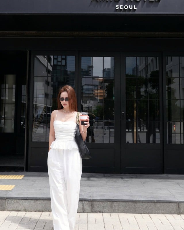 Chi tiết cúp ngực giúp tôn lên đường cong quyến rũ, trong khi sắc trắng tinh khôi mang lại cảm giác trẻ trung