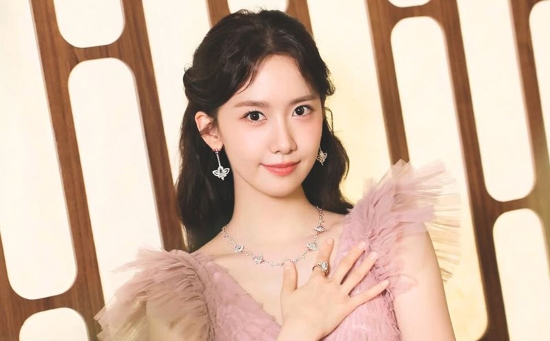 Thay vì tô vẽ nhiều lớp, cô tập trung vào việc nuôi dưỡng và giữ cho da ở trạng thái cân bằng. 