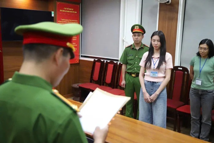 Kết luận nêu rõ, trong quá trình hợp tác, Thùy Tiên từng yêu cầu tăng cổ phần với lý do sản phẩm bán chạy, đồng thời thu về hơn 6,8 tỷ đồng tiền hoa hồng nhờ tiêu thụ hơn 11.700 hộp kẹo Kera qua các phiên livestream từ tháng 12/2024.    